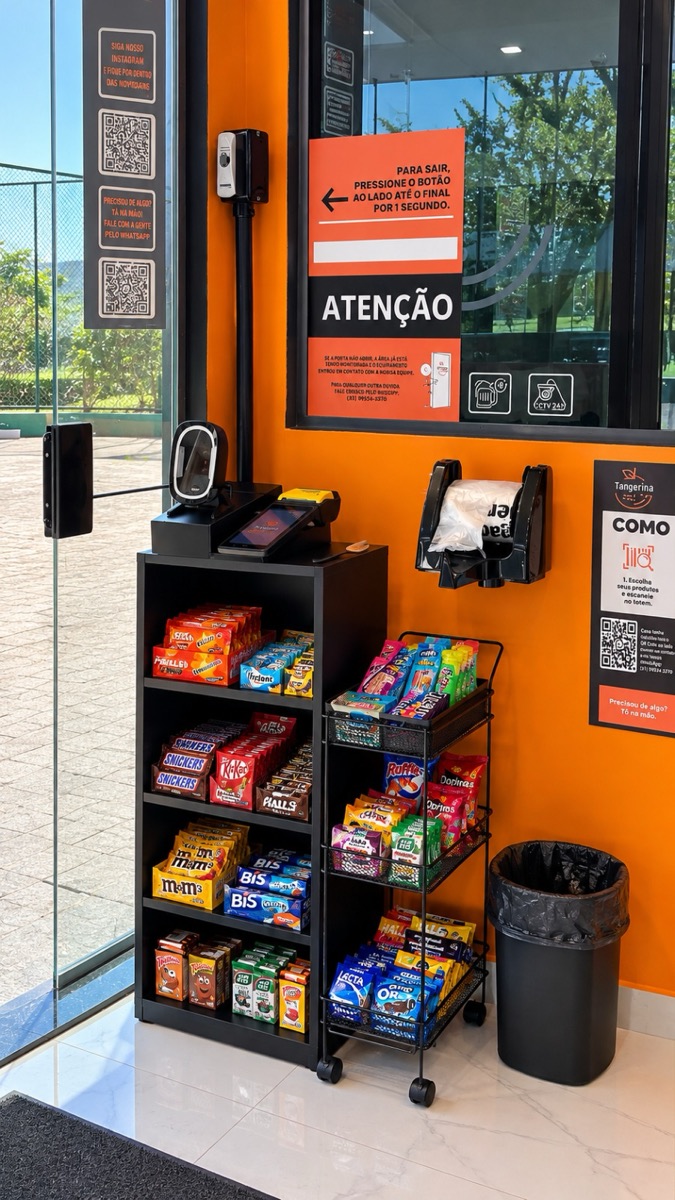 Ponto de autoatendimento com leitor e maquininha em uma unidade Tangerina